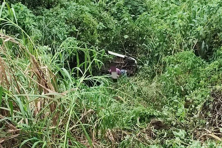 Motorista é resgatado após van sair da pista e cair em ribanceira em José Boiteux