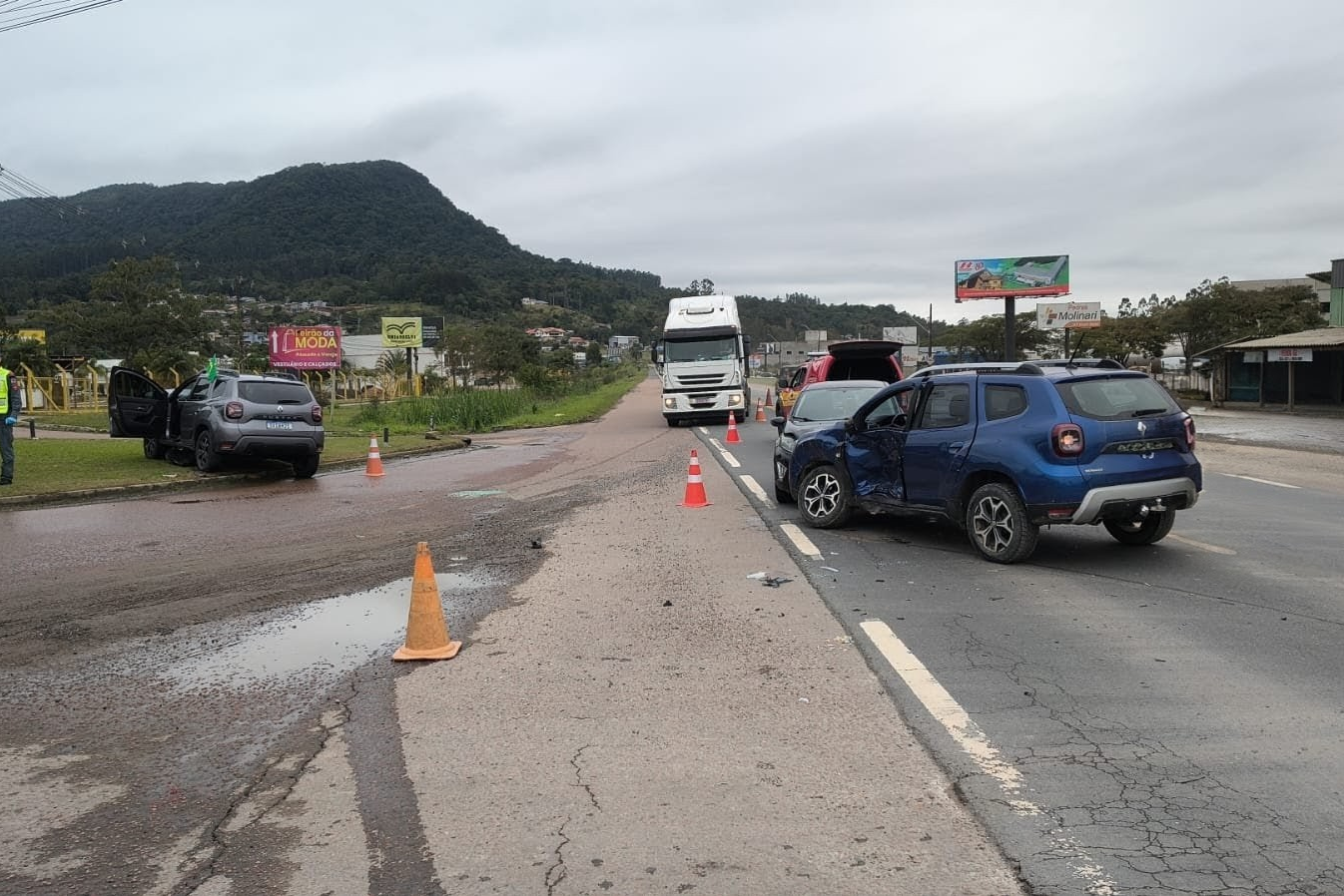 Colisão envolvendo três veículos deixa um ferido na BR-470, em Rio do Sul