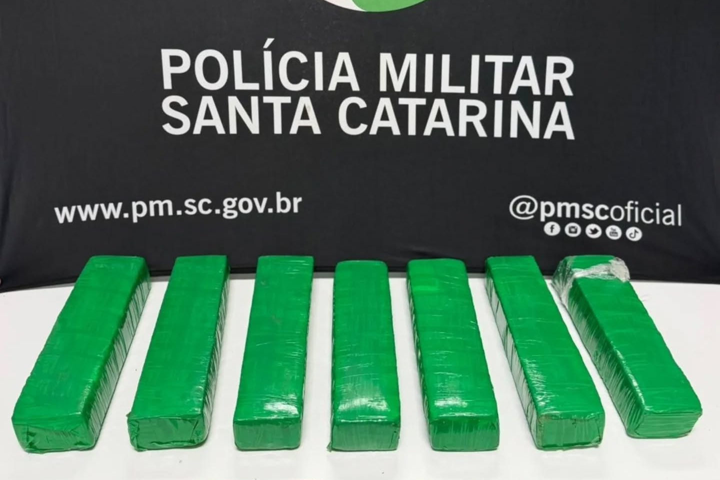 Polícia Militar apreende quase 5 quilos de maconha e prende mulher por tráfico na BR-470