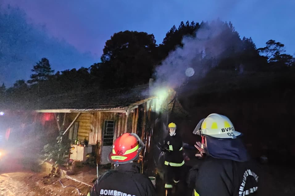 Bombeiros Voluntários de Presidente Getúlio combatem incêndio em residência no interior do município
