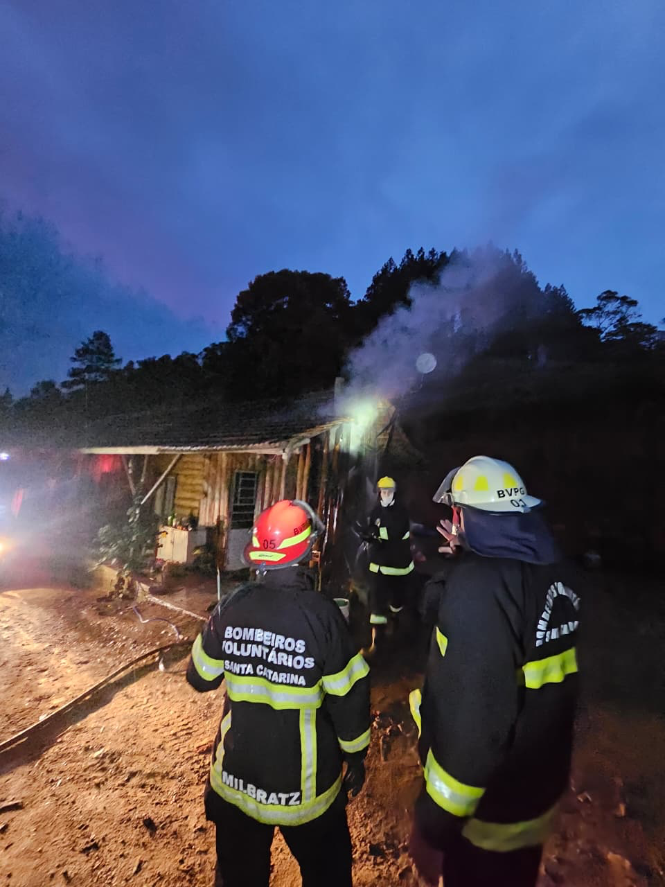 Bombeiros Voluntários de Presidente Getúlio combatem incêndio em residência no interior do município