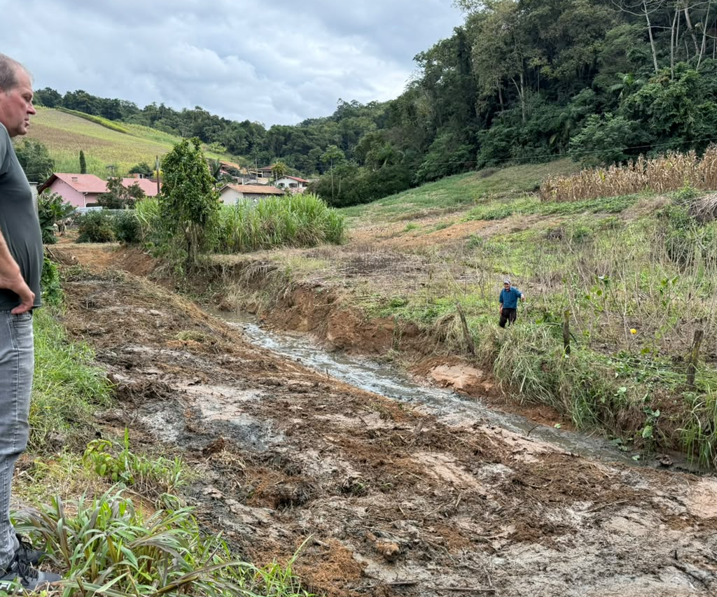 Ibirama intensifica limpeza de ribeirões e córregos para prevenir alagamentos
