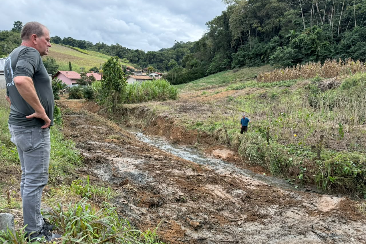 Prefeitura de Ibirama intensifica limpeza de ribeirões e córregos para prevenir alagamentos