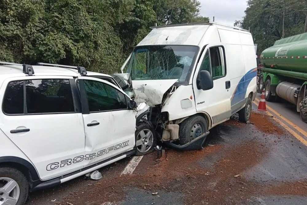 Colisão frontal deixa duas pessoas feridas na BR-470, em Indaial