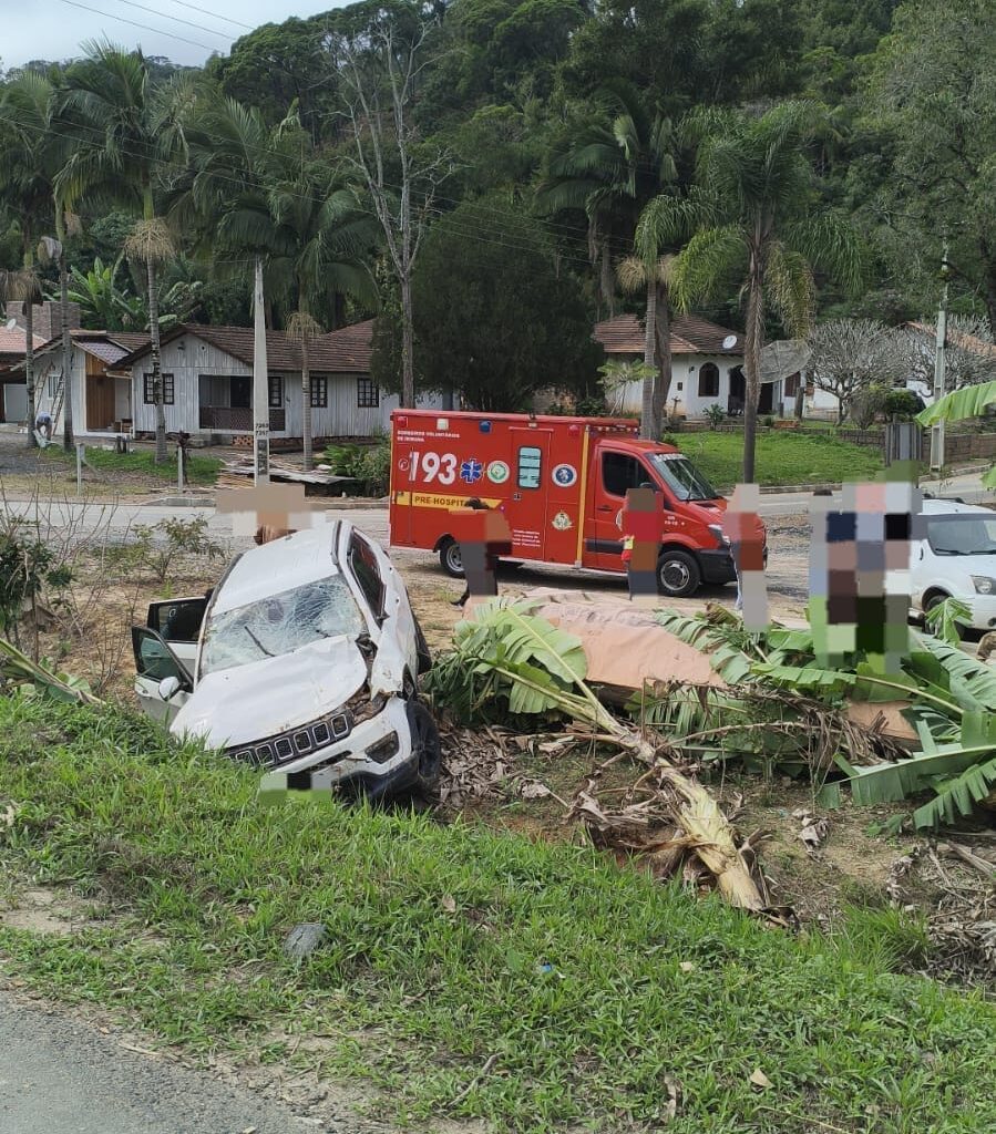 Cinco pessoas são atendidas após saída de pista na BR-470, em Apiúna