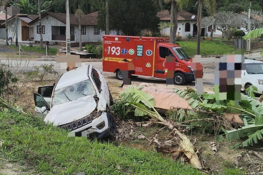Cinco pessoas são atendidas após saída de pista na BR-470, em Apiúna