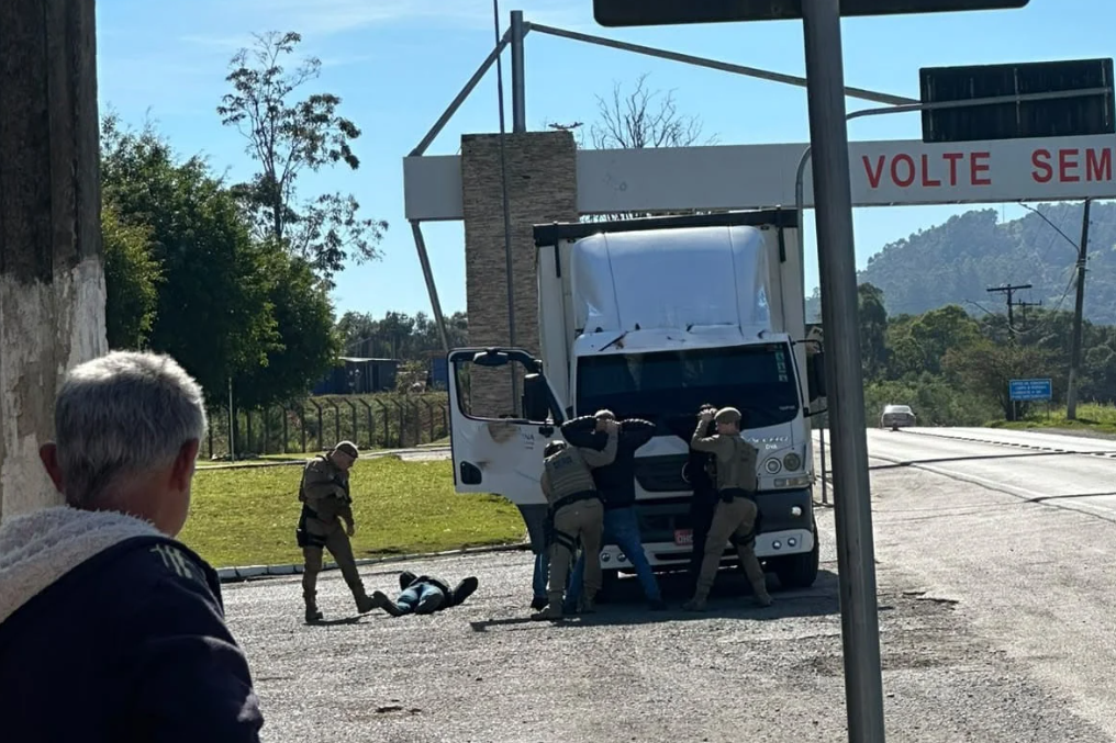 Polícia Militar recupera veículo furtado em Apiúna e prende suspeito após cerco na região