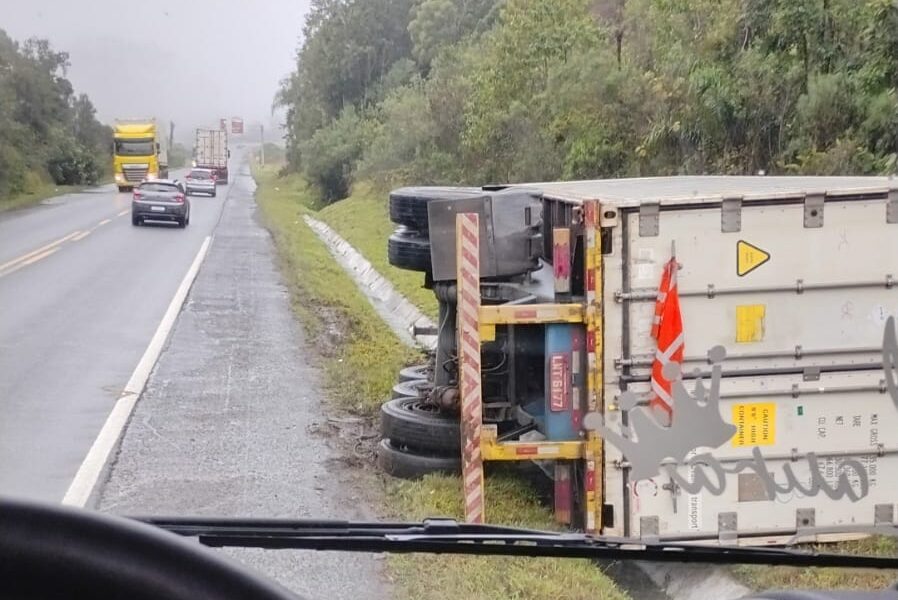 Seis pessoas são presas por saquearem carga de carreta tombada na BR-470, na Serra da Santa