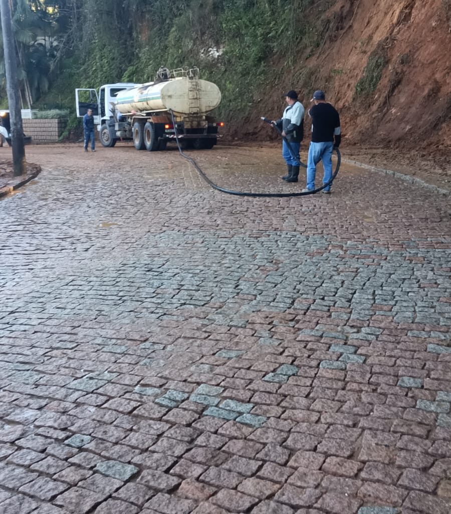 Após chuva intensa no fim de semana, Secretaria de Obras intensifica recuperação de ruas em Ibirama nesta segunda-feira