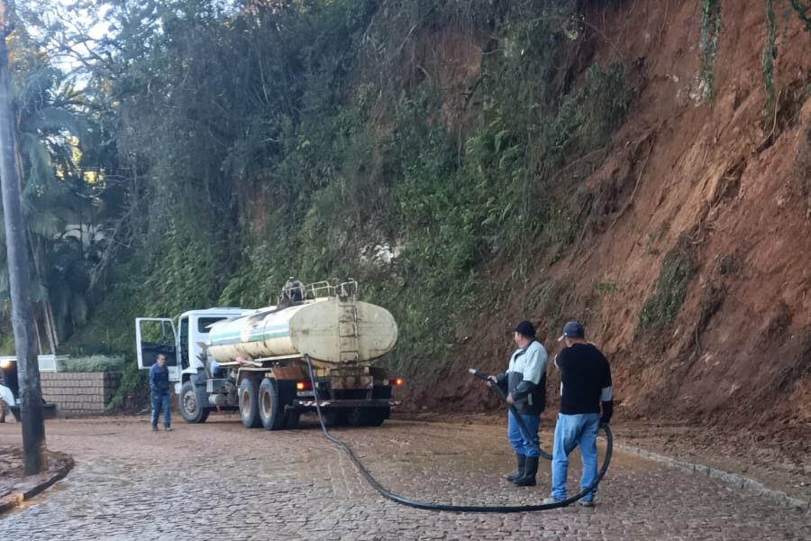 Após chuva intensa no fim de semana, Secretaria de Obras intensifica recuperação de ruas em Ibirama nesta segunda-feira