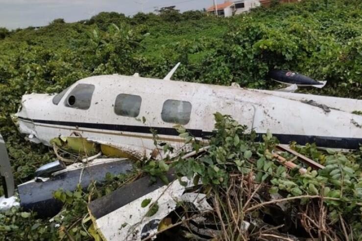 Avião de pequeno porte cai em Navegantes e deixa dois homens gravemente feridos