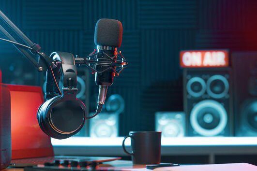 Pesquisa mostra que desconfiança na Inteligência Artificial fortalece a credibilidade do rádio