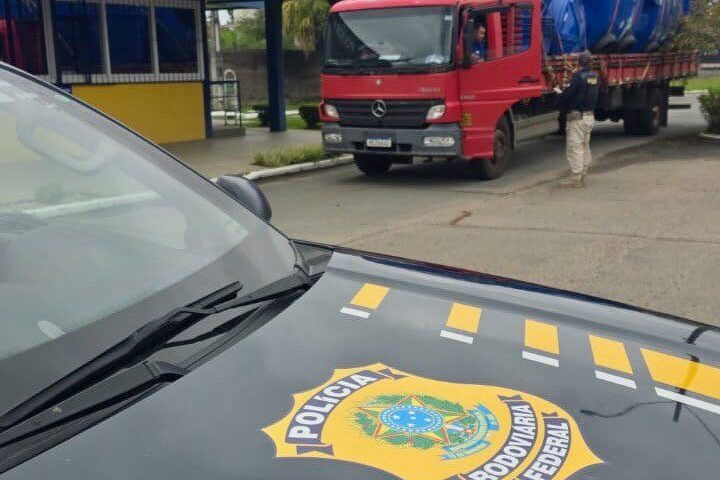 PRF intensifica fiscalização contra excesso de peso e circulação irregular de cargas na BR-470