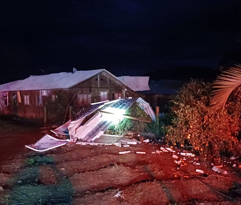 Temporal provoca quedas de árvores, danos em residências e mobiliza bombeiros em seis municípios do Alto Vale