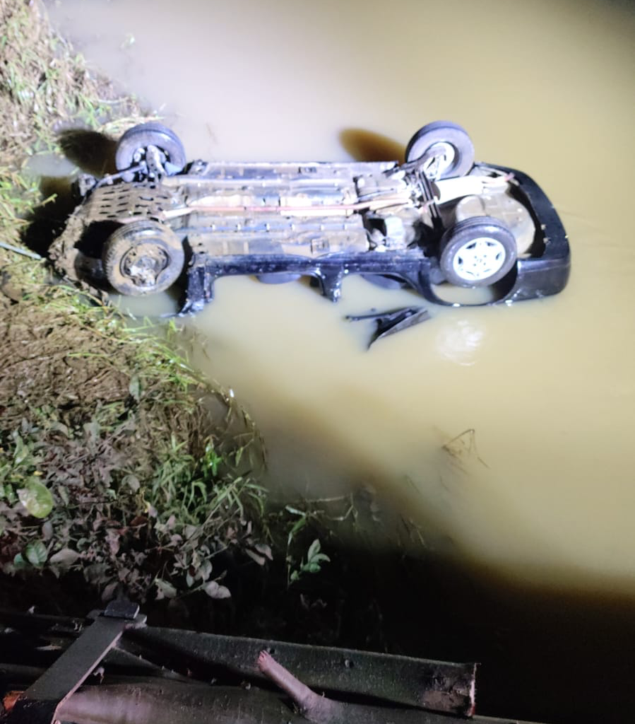 Condutor morre após carro capotar e ficar parcialmente submerso em rio