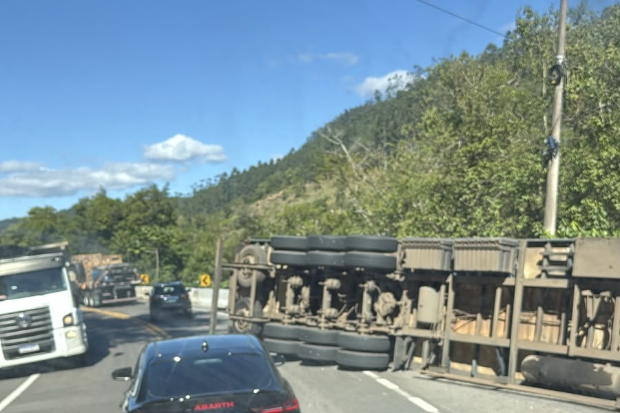Tombamento de carreta na BR-470 deixa dois feridos leves em Ibirama