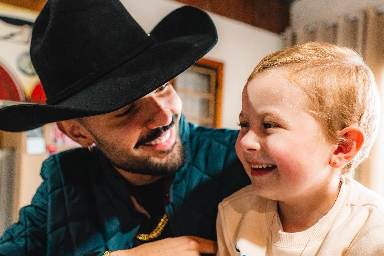 Luan Pereira visita menina de Agrolândia e realiza promessa feita durante tratamento contra a leucemia