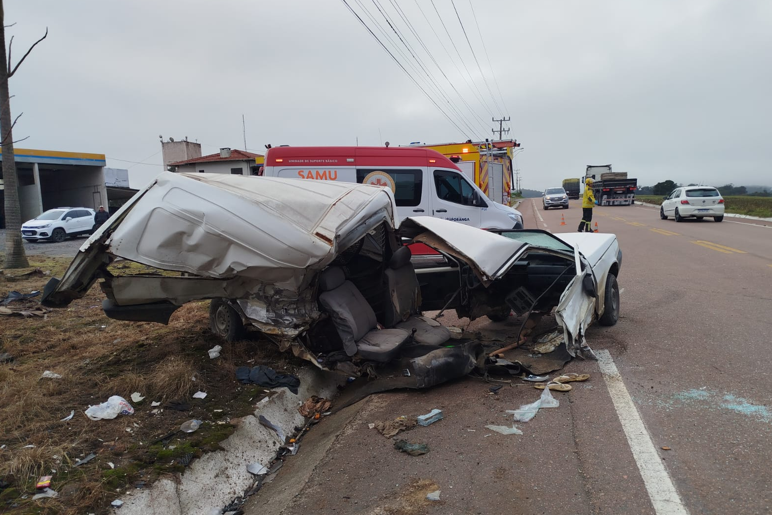 Colisão entre Fiorino e UP deixa quatro feridos na SC-110