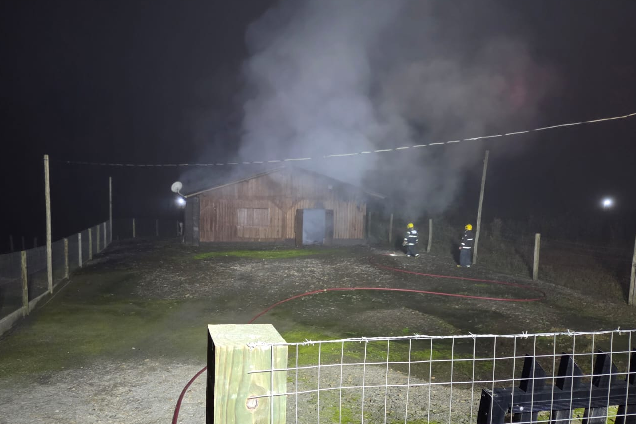Incêndio destrói residência durante a madrugada