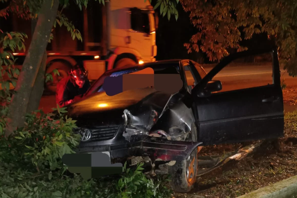 Carro colide contra árvore na BR-470 em Apiúna; ocupantes recusam atendimento