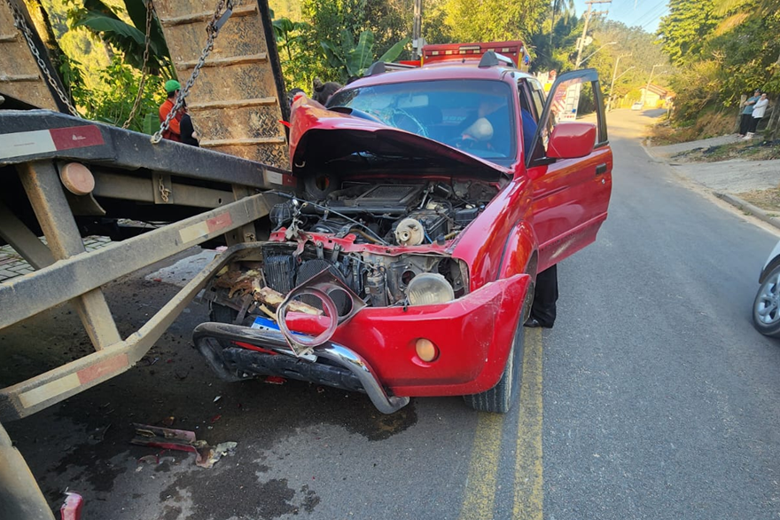 Idosa fica ferida em colisão entre carro e caminhão em Apiúna