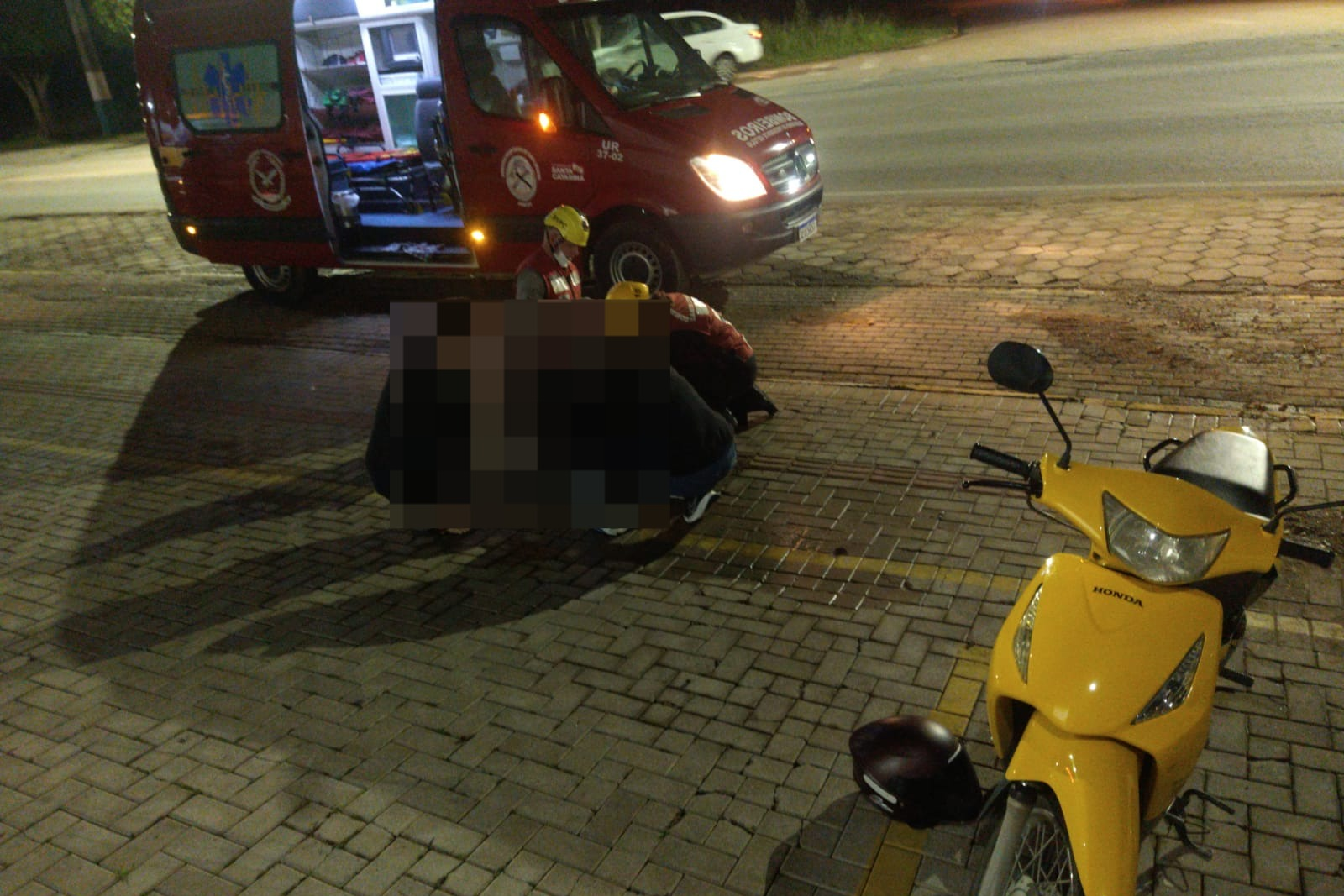 Bombeiros Voluntários de Presidente Getúlio atendem acidente entre carro e motocicleta no bairro Primavera