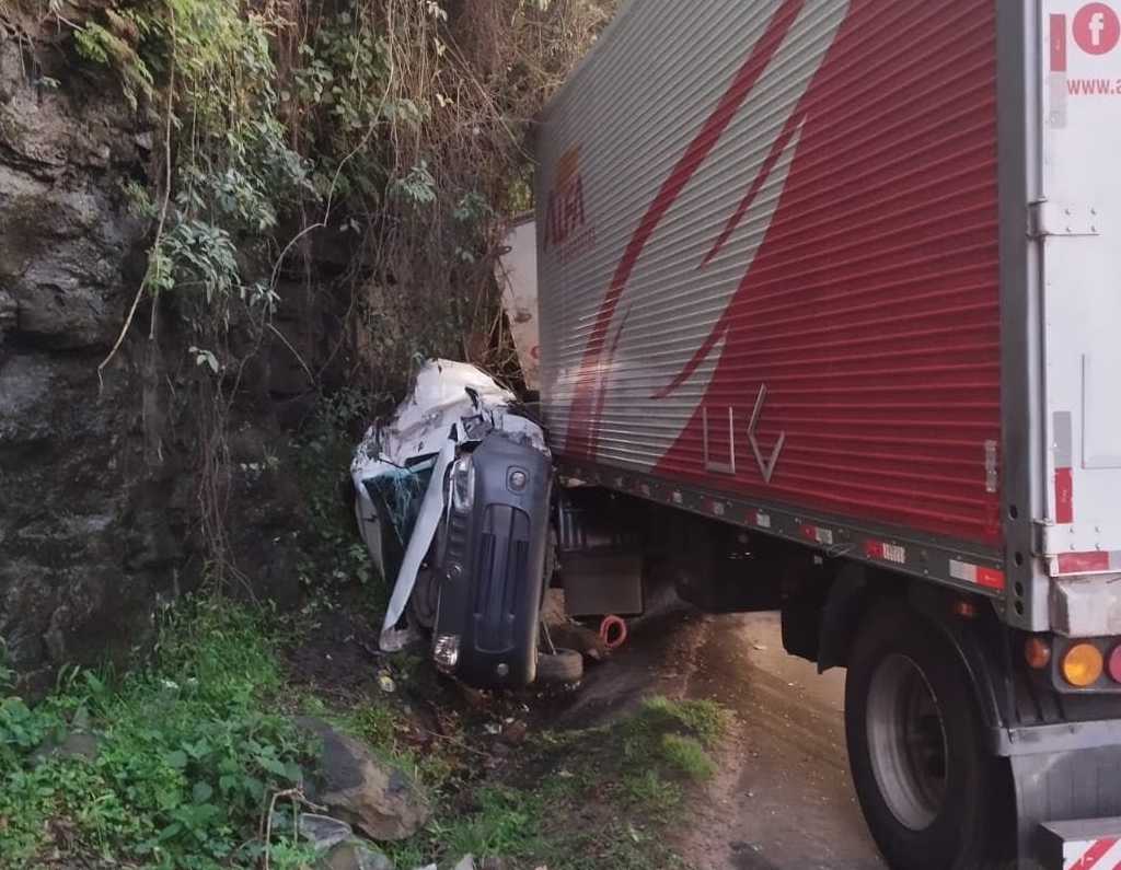 Acidente entre quatro veículos deixa feridos e provoca interdição parcial na BR-470, em Rio do Sul