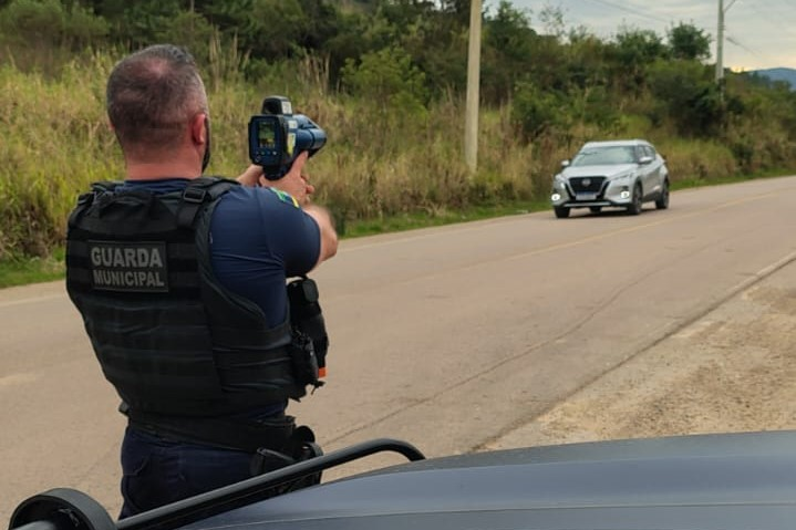 Guarda Municipal reforça fiscalização de velocidade com radar móvel em Rio do Sul