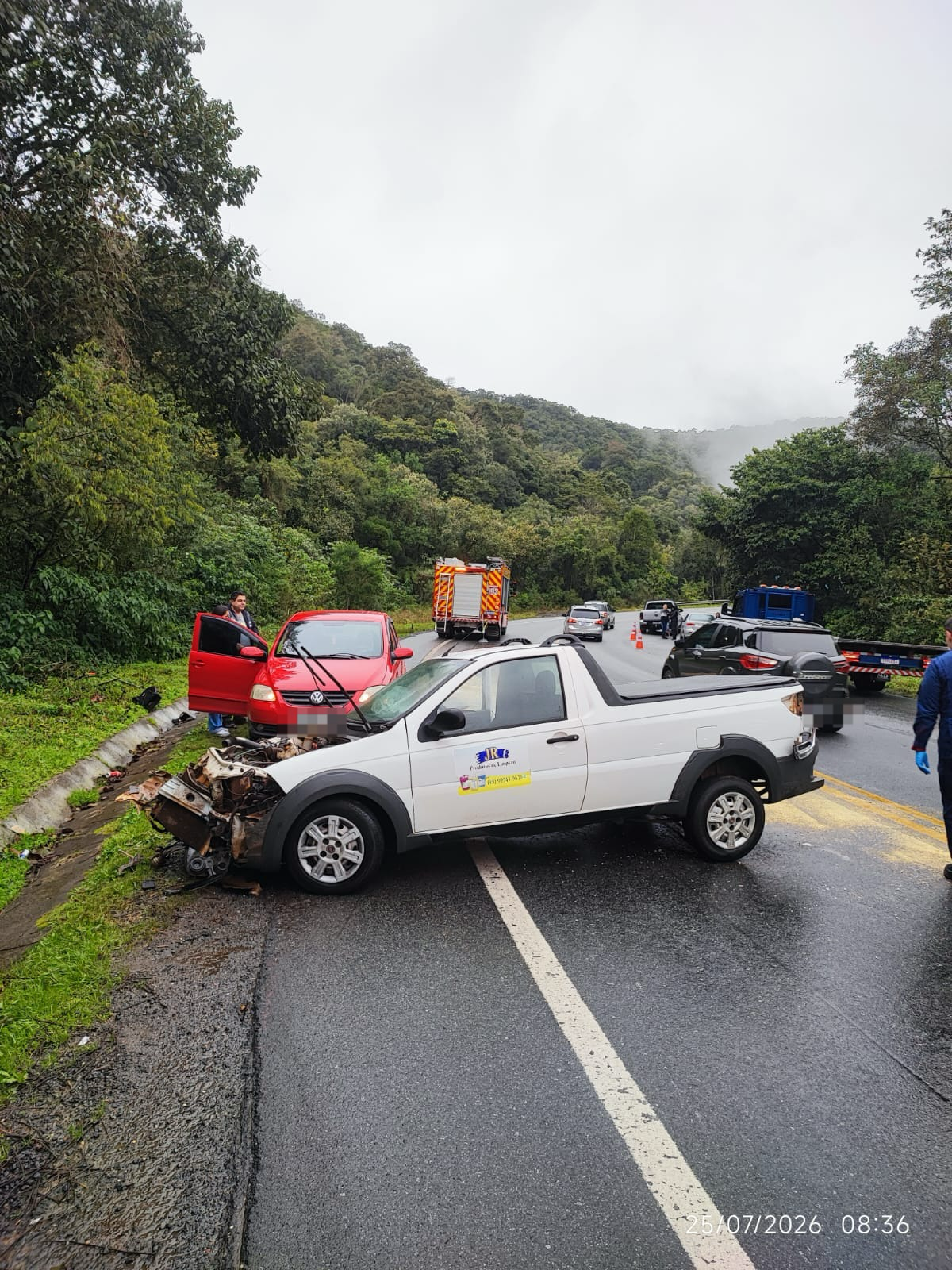Colisão entre quatro veículos deixa três feridos na BR-470, em Pouso Redondo