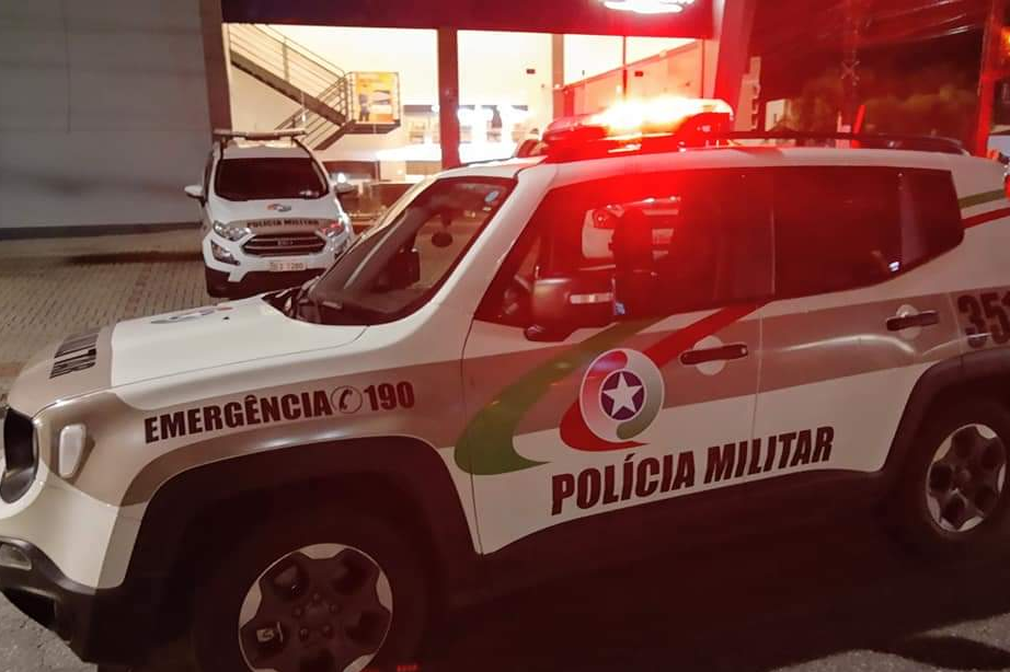 Polícia Militar registra prisões, apreensão de adolescente, operação contra fornecimento de álcool a menor e resgate de cadela em Alto Vale