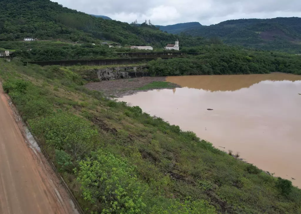 Comporta emperrada desde as cheias de 2023 acelera elevação da Barragem de José Boiteux e mobiliza Defesa Civil