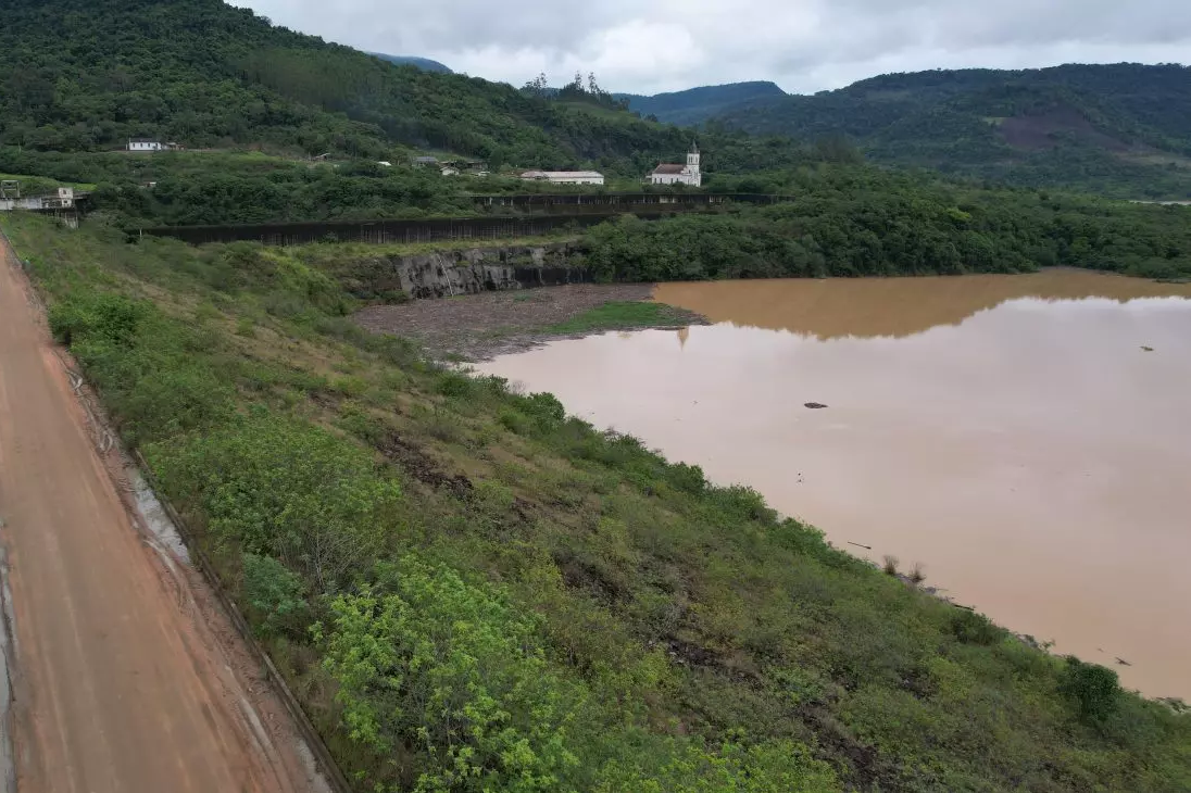 Comporta emperrada desde as cheias de 2023 acelera elevação da Barragem de José Boiteux e mobiliza Defesa Civil