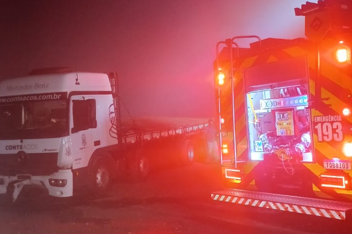 Motorista fica preso às ferragens após colisão entre carro e caminhão na BR-470, em Agronômica