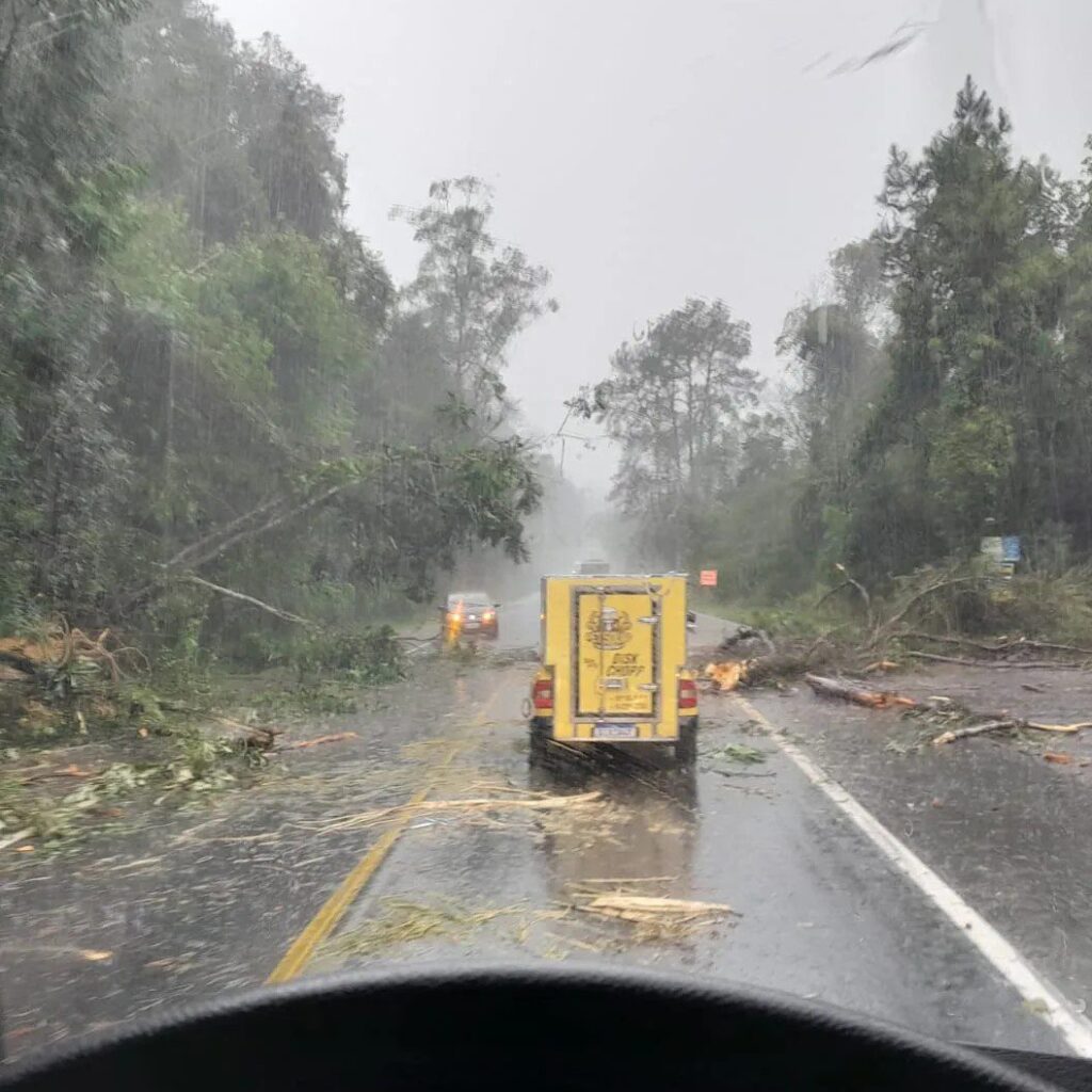 Granizo atinge região durante temporal na tarde desta terça-feira (28)