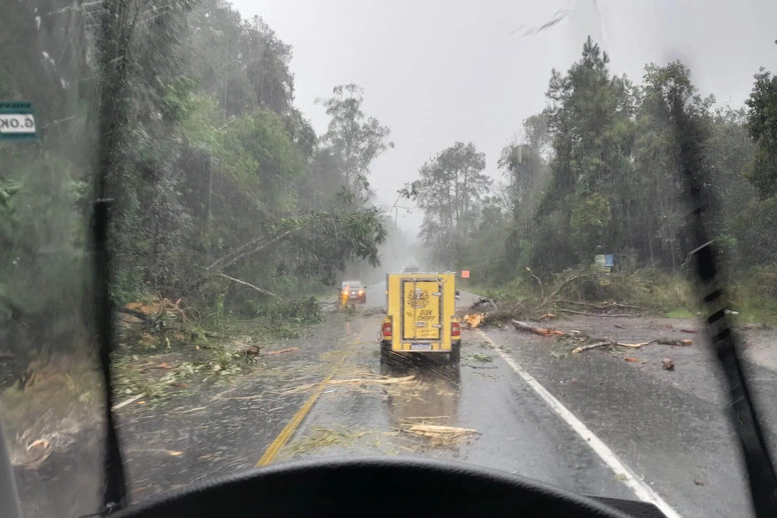 Granizo atinge região durante temporal na tarde desta terça-feira (28)