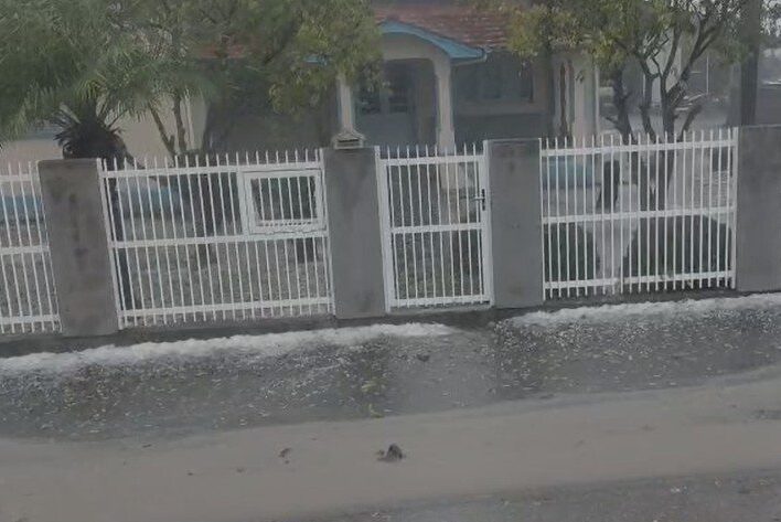 Granizo atinge região durante temporal na tarde desta terça-feira (28)
