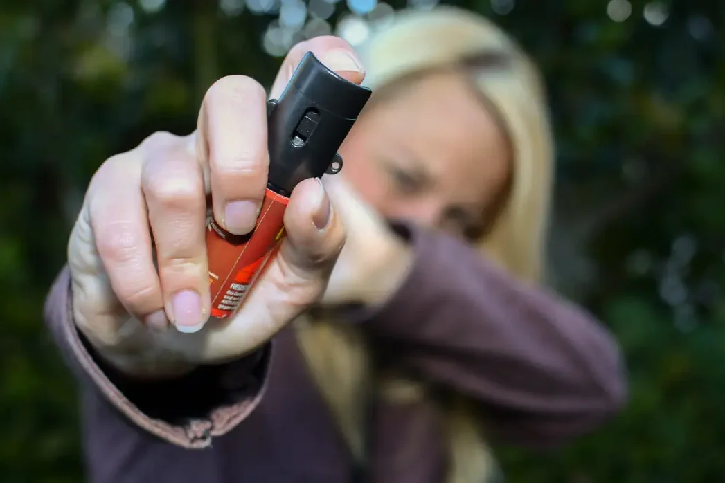 Mulheres podem comprar e usar spray de pimenta para defesa pessoal