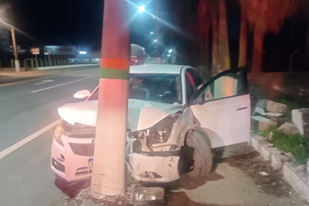 Motorista abandona veículo após saída de pista e colisão contra poste na BR-470, em Apiúna