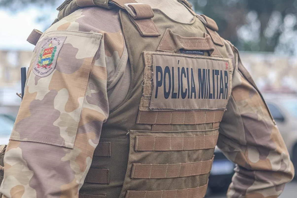 Criminosos invadem residência e furtam joias, perfumes e cinco armas de fogo