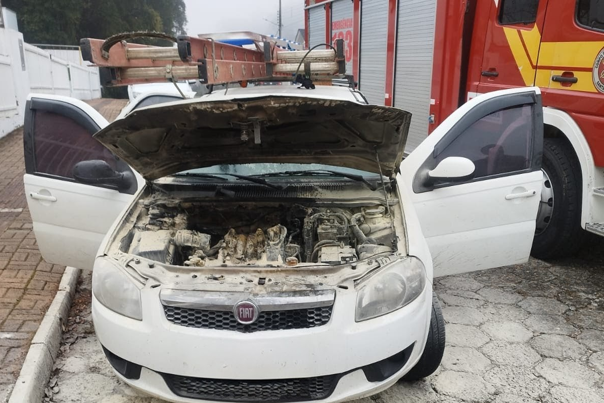 Motorista controla princípio de incêndio em carro antes da chegada dos bombeiros