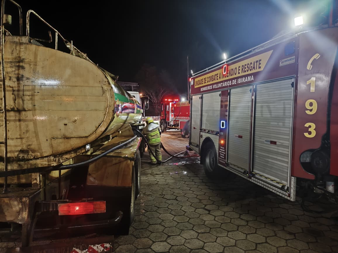 Incêndio destrói residência às margens da BR-470 e mobiliza força-tarefa em Ibirama