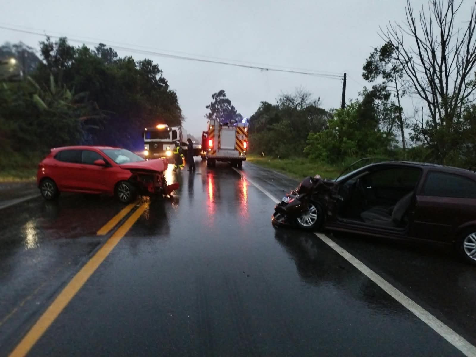 Colisão frontal entre dois carros deixa quatro pessoas feridas na BR-470, em Rio do Sul