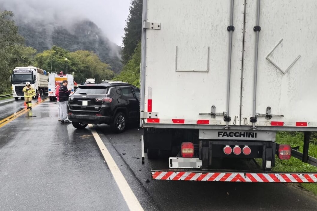 Acidente entre Jeep Compass e caminhão deixa idosa ferida na BR-470, em Ibirama