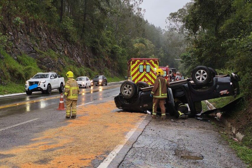Capotamento deixa quatro idosos feridos na BR-470, em Ibirama