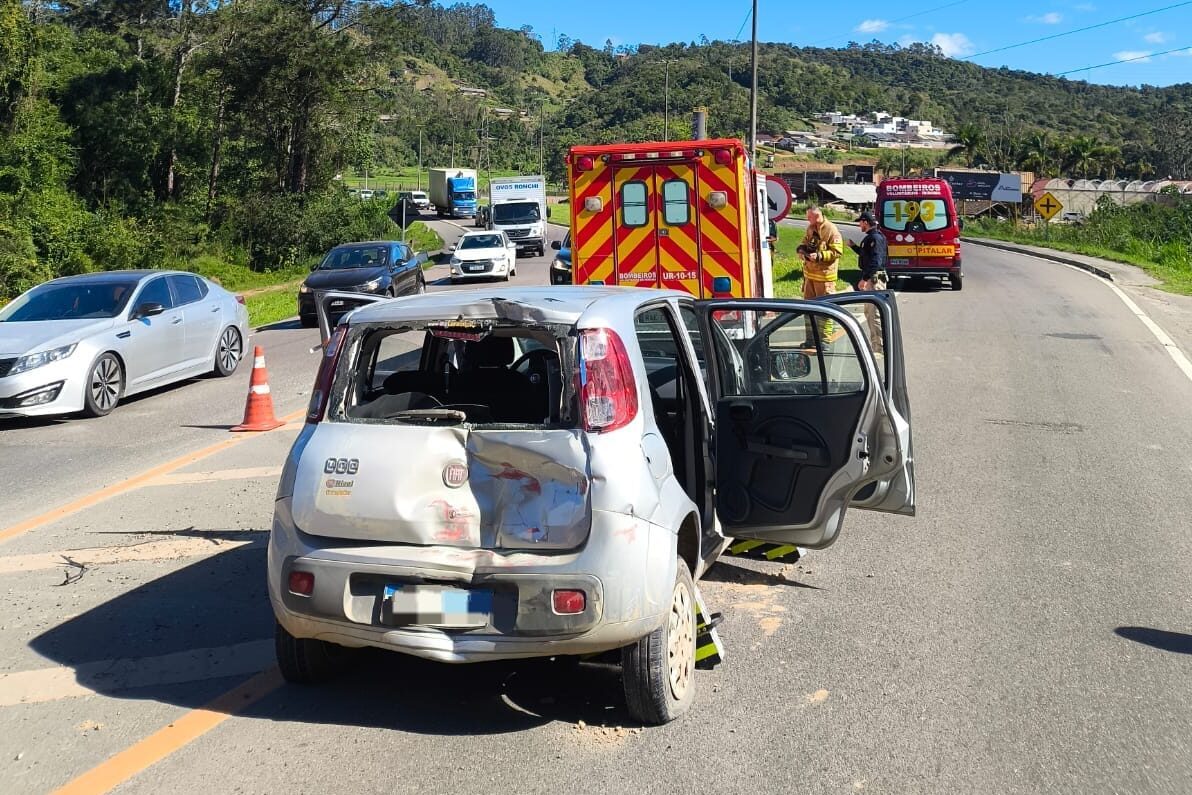 Colisão entre carro e carreta deixa homem ferido na BR-470, em Ibirama