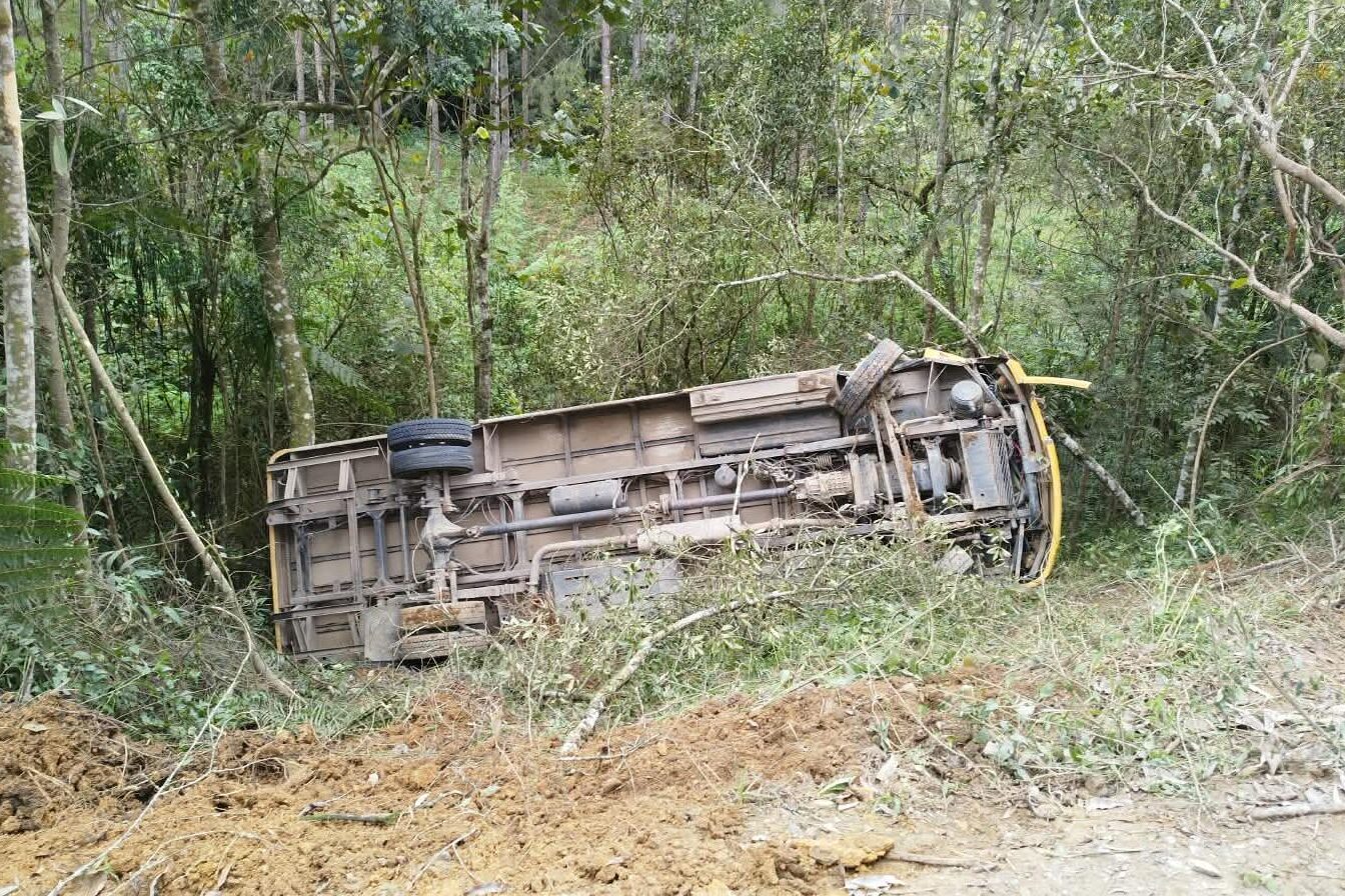 Ônibus escolar tomba em ribanceira de 10 metros em Rio do Oeste