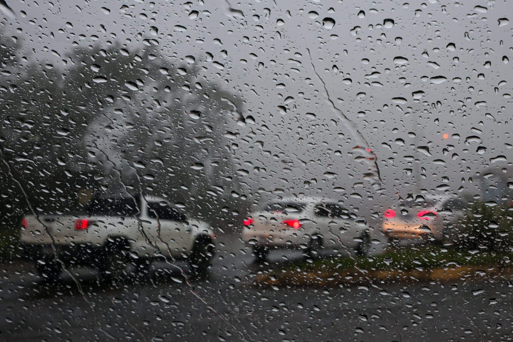Temporais avançam por Santa Catarina e chuva ganha força entre domingo e segunda
