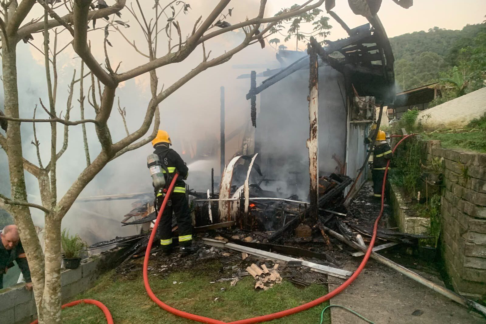Incêndio destrói residência no bairro Boa Vista, em Rio do Sul
