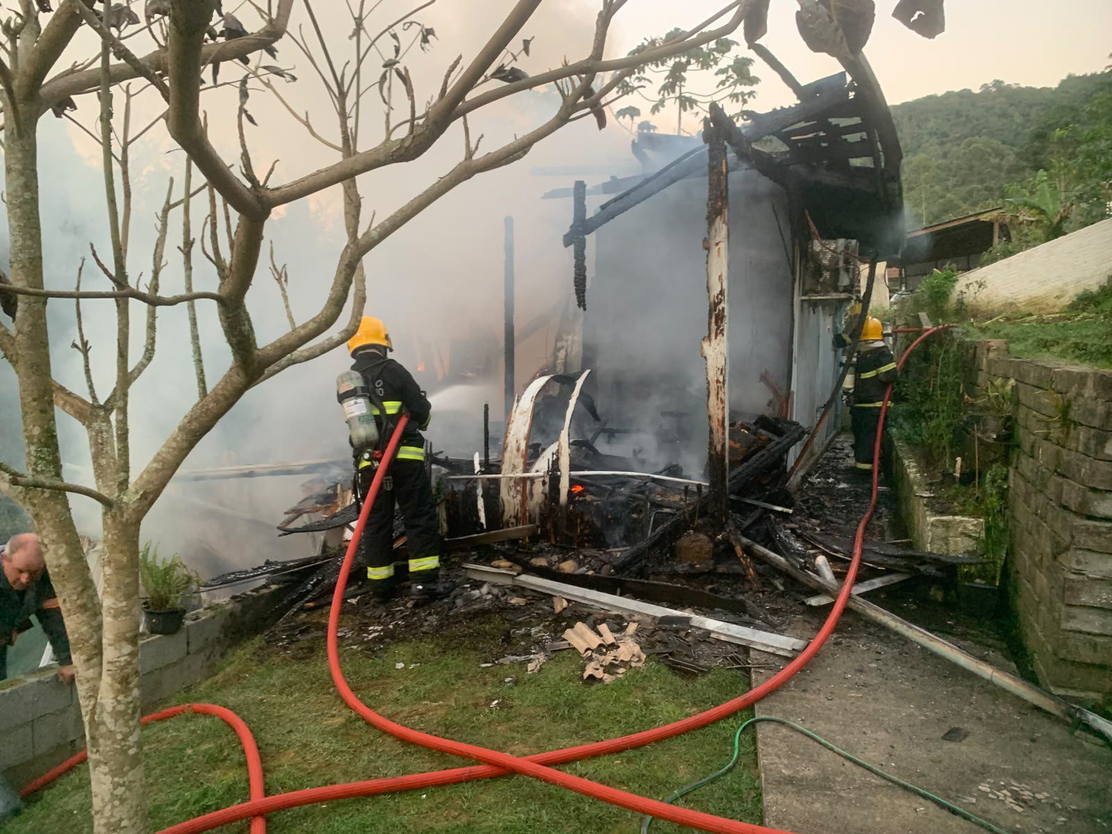 Incêndio destrói residência no bairro Boa Vista, em Rio do Sul