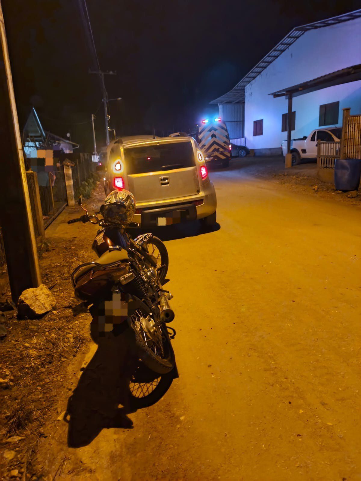 Bombeiros atendem colisão entre carro e moto em Presidente Getúlio